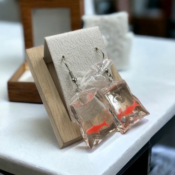 Splashy Style: NWT Goldfish-In-Bag Dangle Earrings! ๐โจ Fair Fish Earrings - Picture 3 of 7